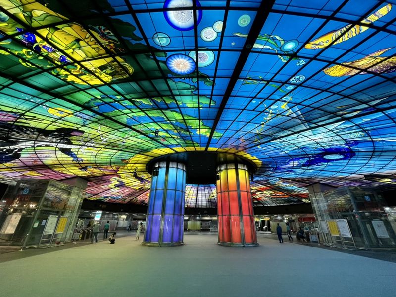 美しいステンドグラスが目を引く、芸術的な駅 台湾 美麗島駅